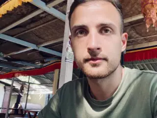 Facetune_31-01-2025-02-00-28